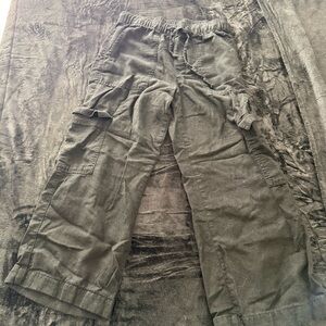 GAP Women's Cargo Pants in Black